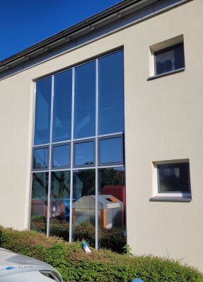 Hitzeschutzfolie für die Rathausfassade in Pfaffenhofen - Hitzeschutzfolie Rathaus Pfaffenhofen – Sonnenschutz für Glasfassade